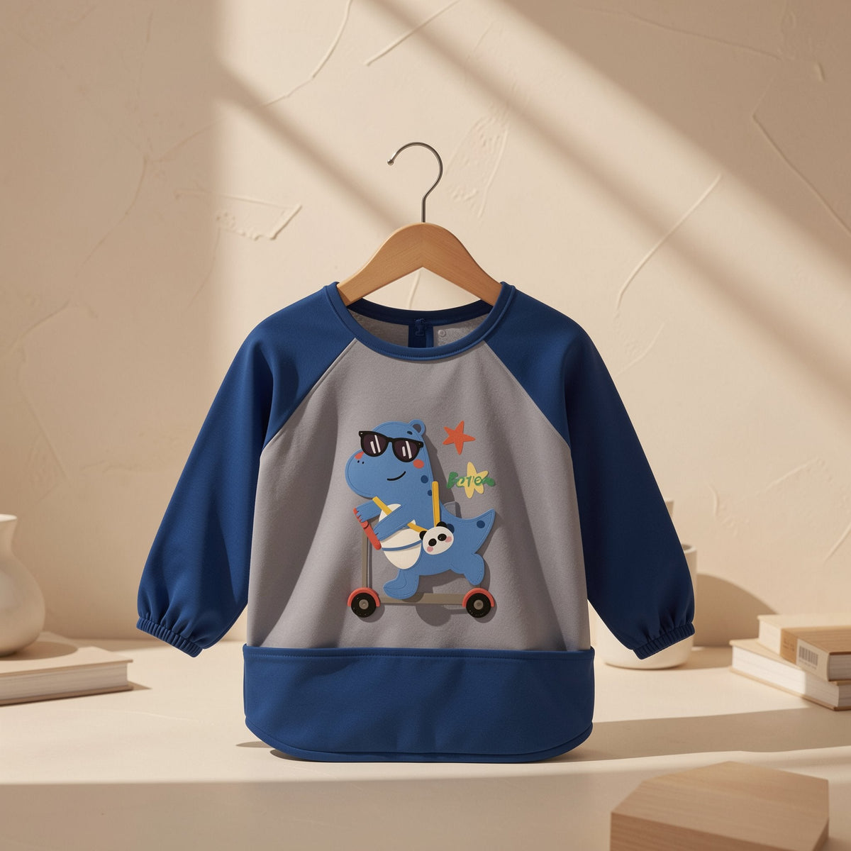 Long-sleeve children’s bib apron with a cartoon pattern - view 3