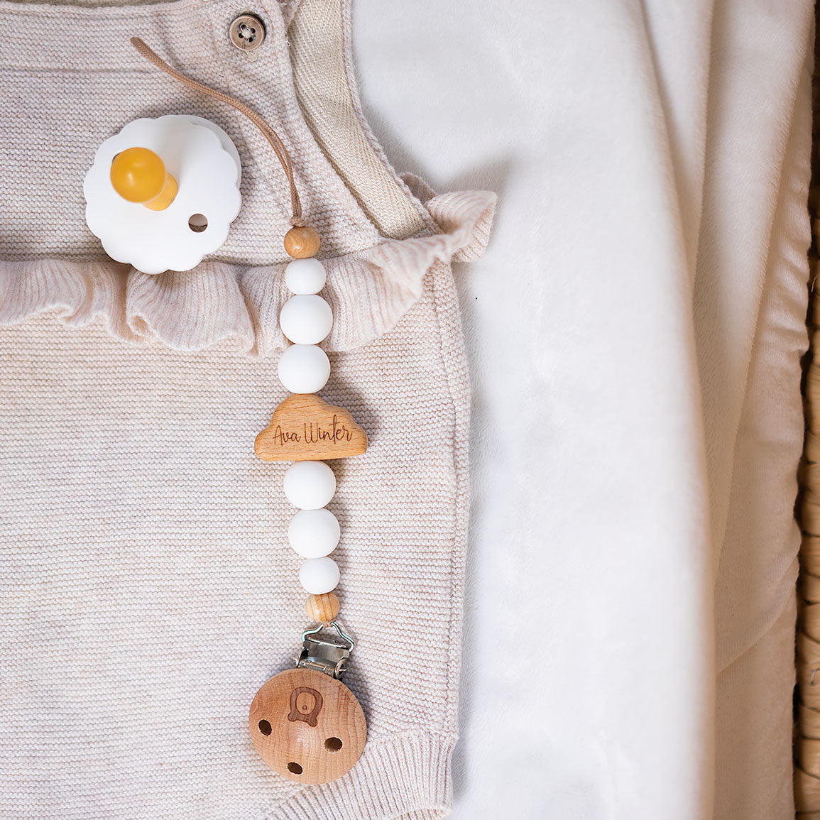 JBØRN Cloud Pacifier Clip